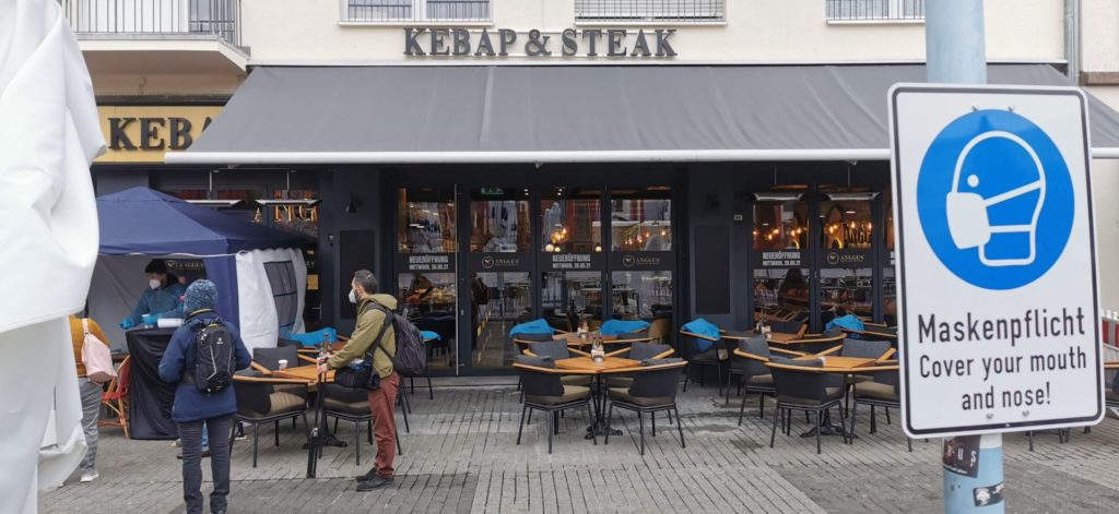 Das Café Journal ist seit März 2020 Geschichte. Es eröffnete jetzt neu als Anggus Kebap- und Steak-Haus. 